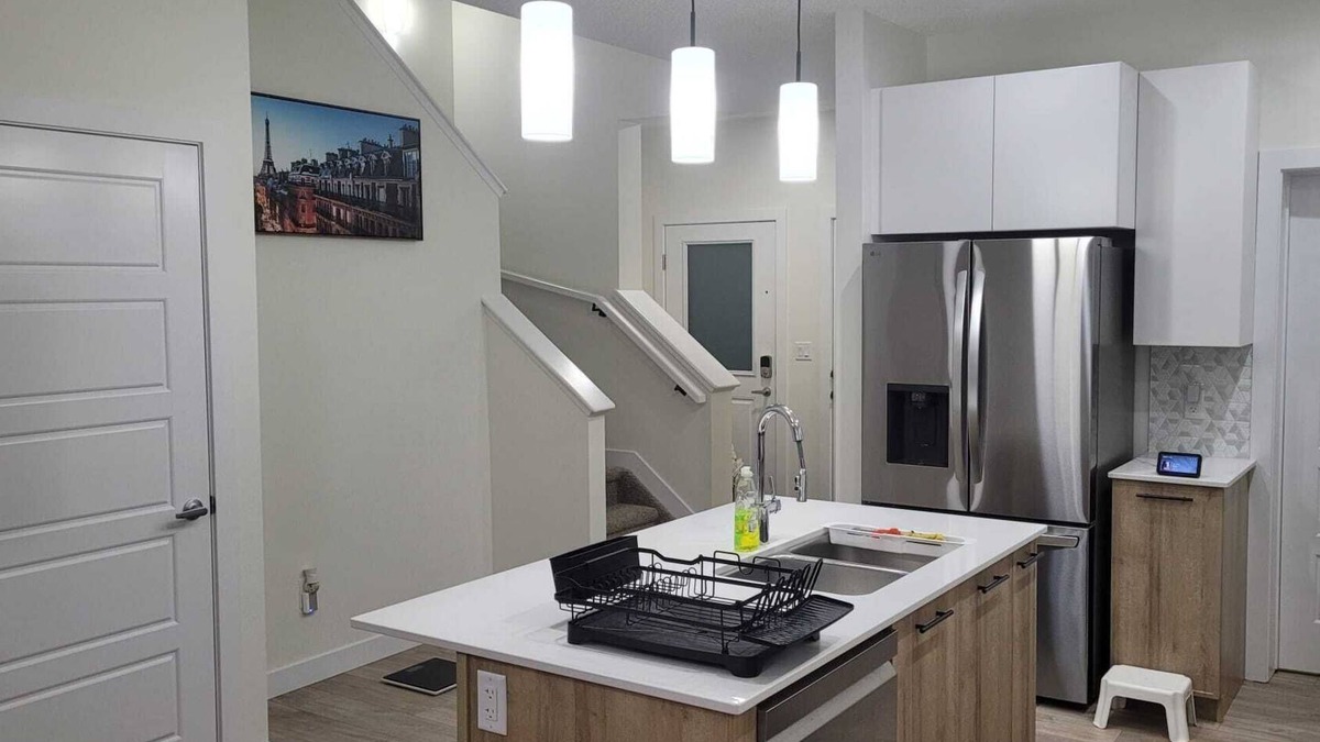Southwest Edmonton House | Executive Modern Family Haven in spectacular and vibrant Glenridding Southwest