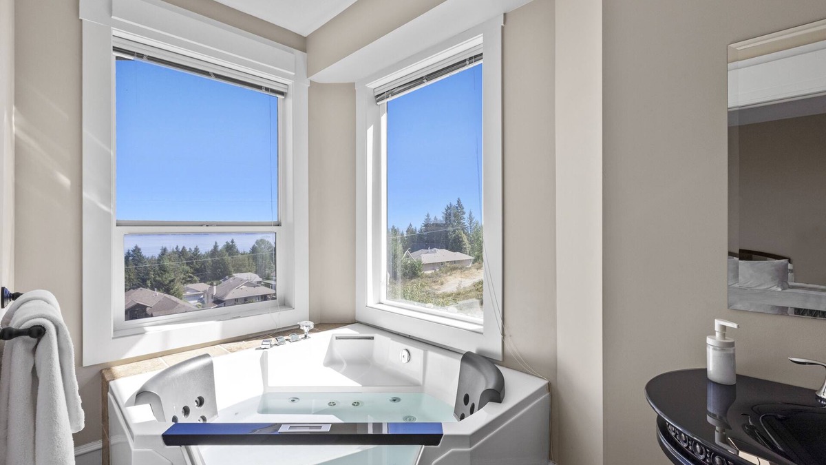 Ladysmith House | Executive Ocean View 2 bedrooms Sleeps 8 | Pet Friendly