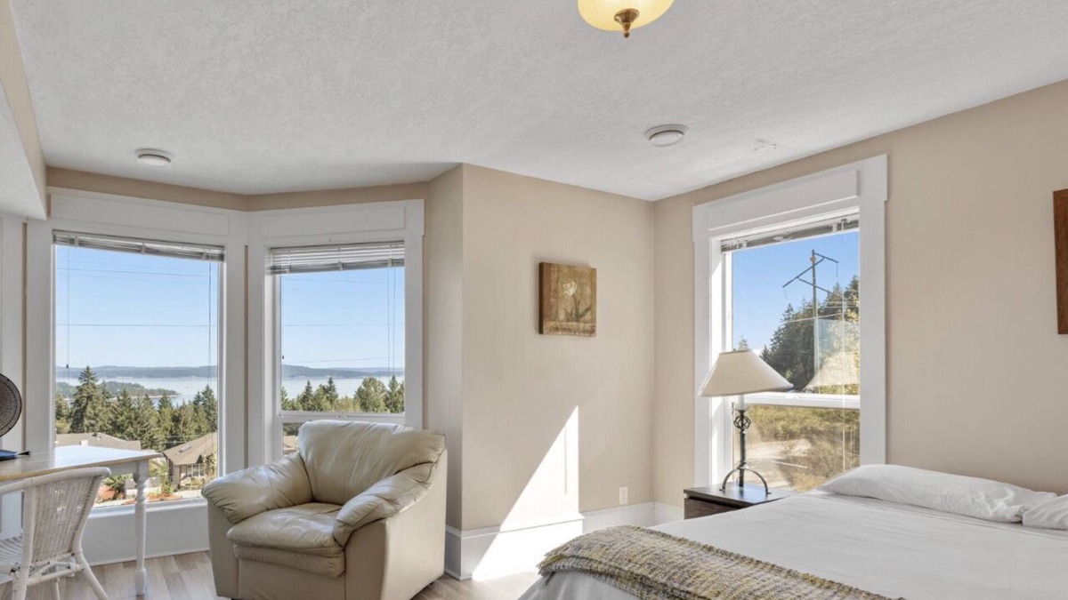 Ladysmith House | Executive Ocean View pet friendly Suite Sleeps 10 guest