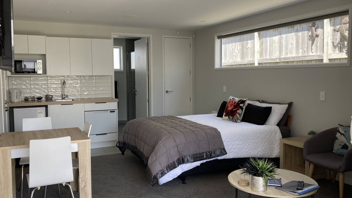 Mount Maunganui Apartment | Executive Studio Retreat – 400m to the Beach