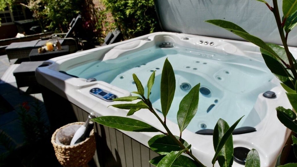Saffron Walden Apartment | Executive Suite with Private Hot Tub SkyTV