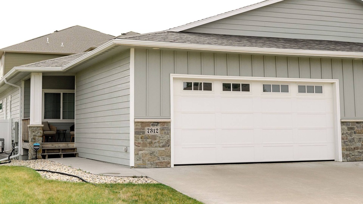 Buffalo Ridge House | Executive Twin Home in quiet neighborhood located in south central Sioux Falls