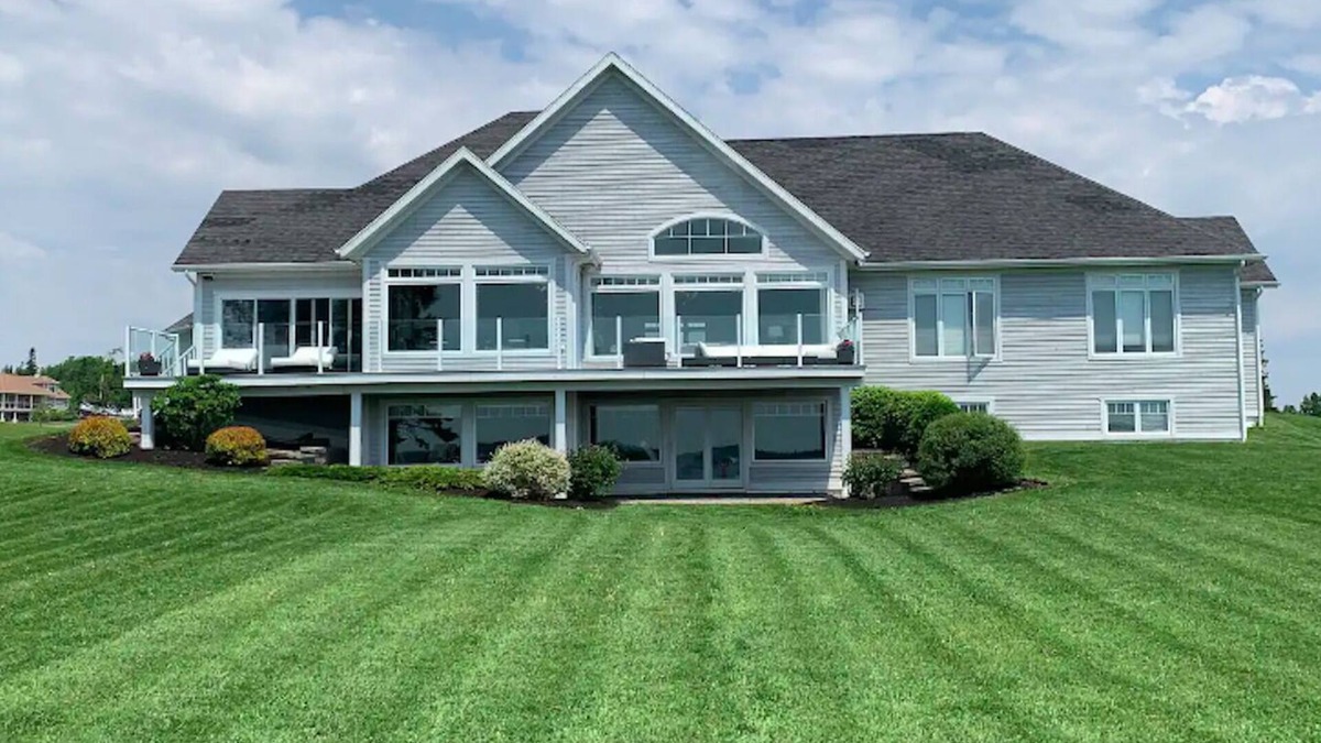 Cornwall House | Executive Water Front Home With Steps To Water, 15 Mins to Downtown