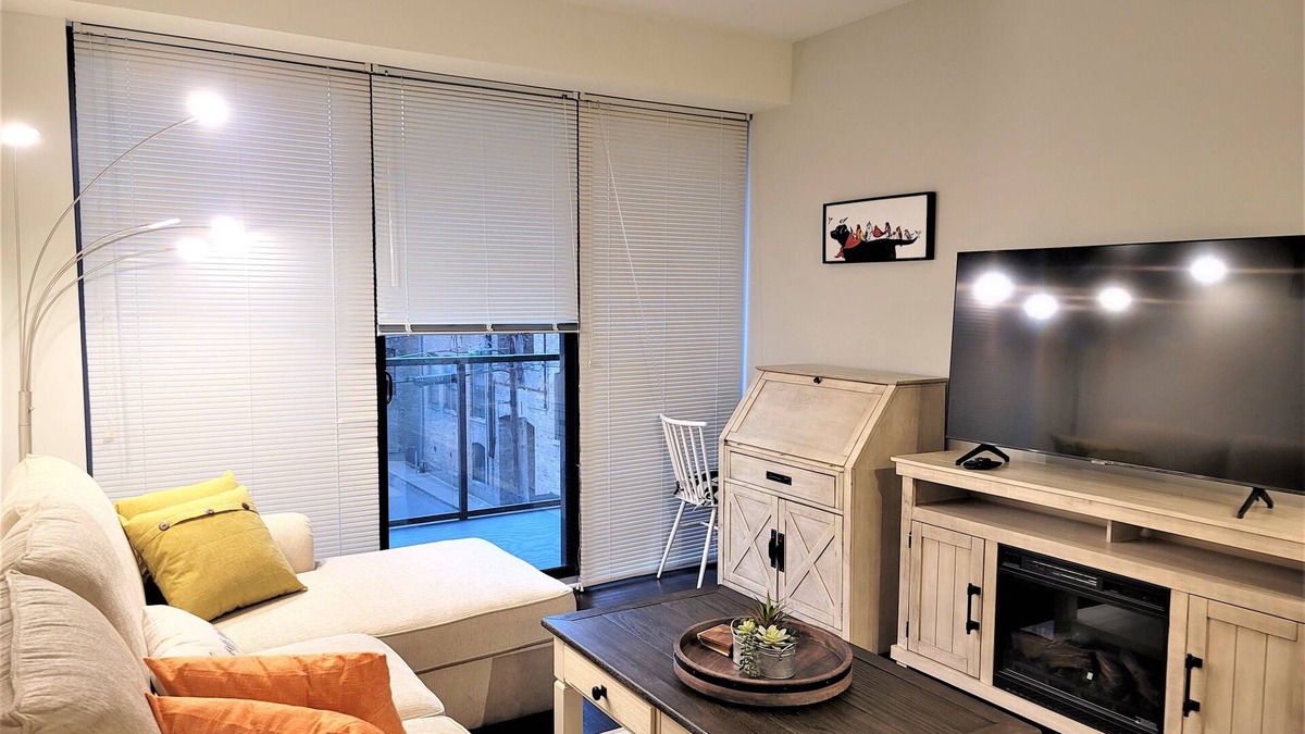 Evanston Apartment | Executively Appointed Condo, w/resort amenities, IND GAR, Pool, Gym+ Biz Lounge