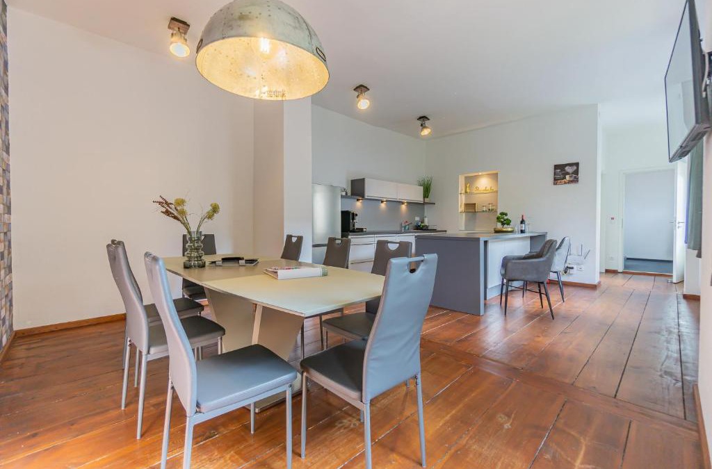 Cottbus House | Exklusive Stadtvilla-190qm- Parkplatz- 3Schlafzimmer- 2 Bäder- Netflix- Waschmaschine- 4 Etagen-nähe Theater