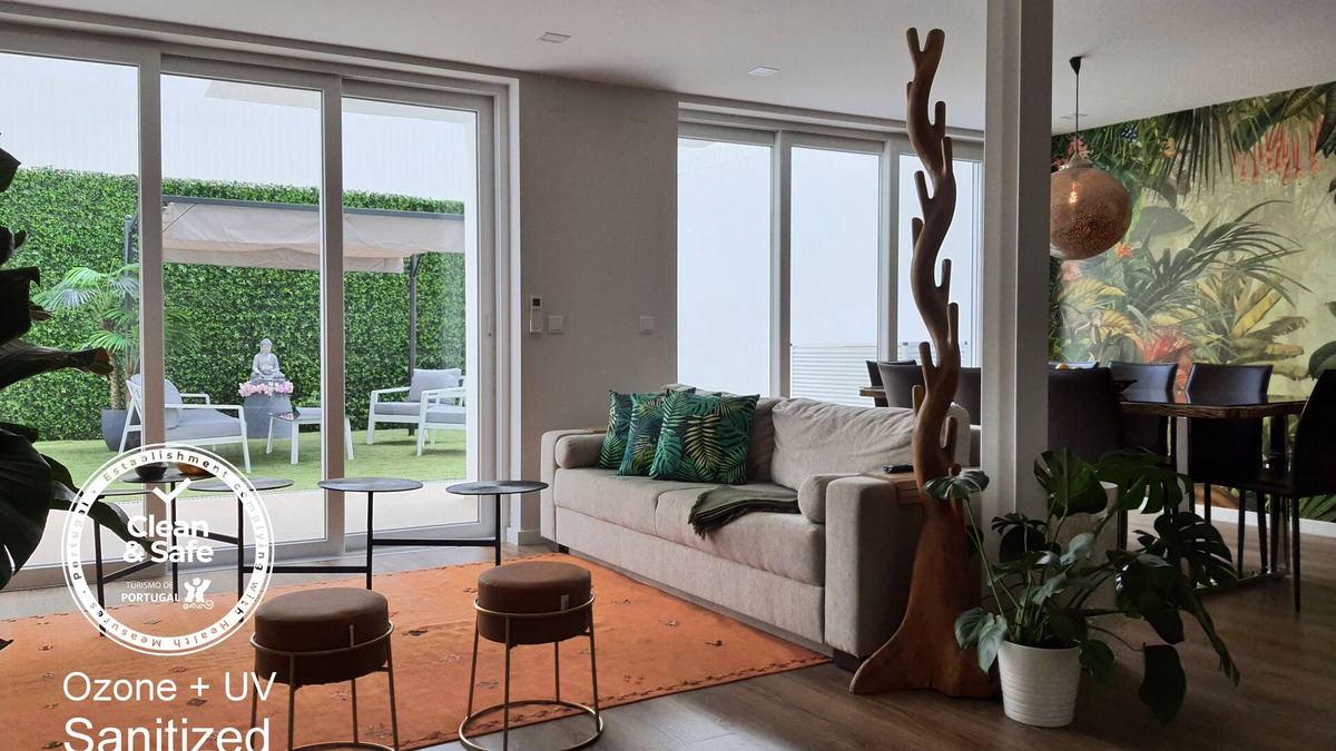 Linda-a-Velha Apartment | Exotic Fusion Double Suite With Garden