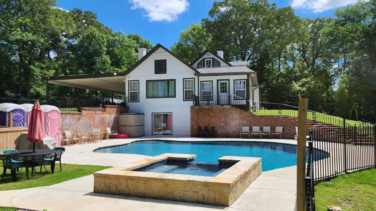 Raleigh House | Expansive 10-Bedroom Southern Estate – 18 Beds, 6 Baths, Pool & More