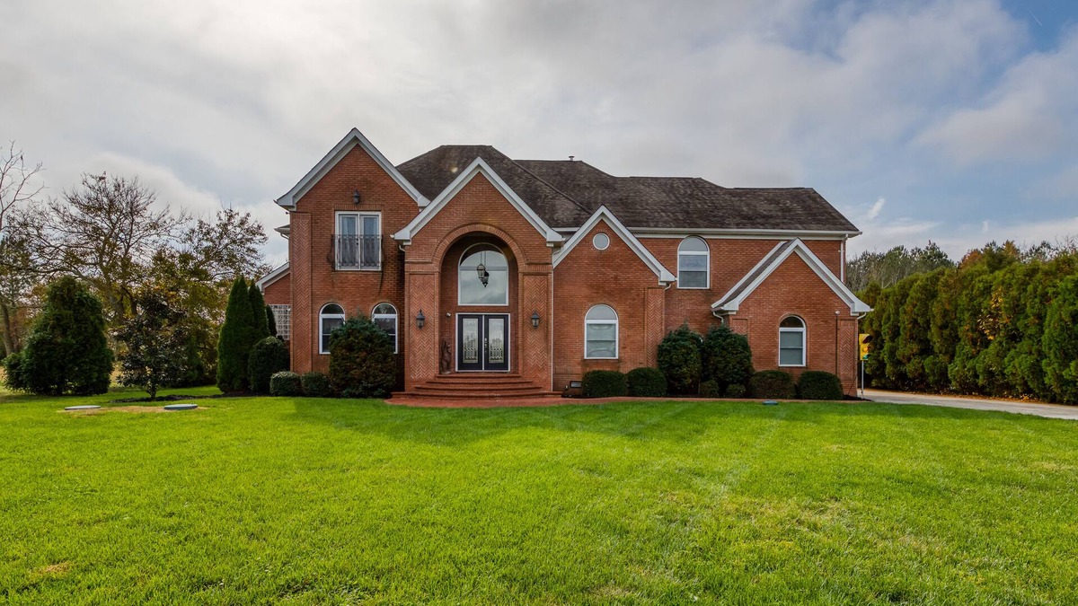 Berlin House | Expansive estate with pool, basketball court, & wet bar
