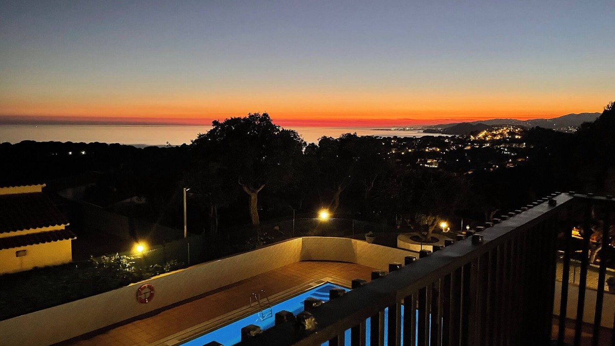 Canyelles Apartment | EXPECTACULAR 180° VIEWS, Pool, Best Quality Barbecue, Service, Parking.
