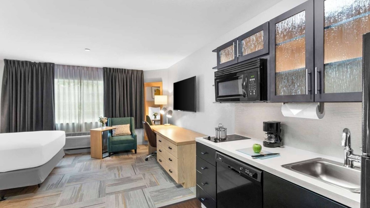 East Congress Apartment | Experience Austin's Famous 6th Street! Full Kitchen, Pet-friendly Property!