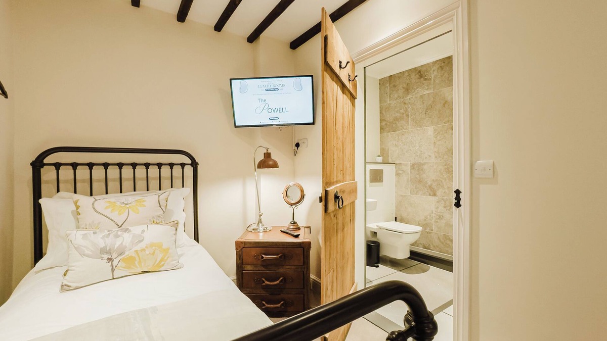 Birchington Hotel | Experience boutique comfort above The Powell pub in Birchington. Stylish en-suite rooms, luxury touches, and a vibrant pub below—perfect for business, couples, or families. Book your coastal escape today!