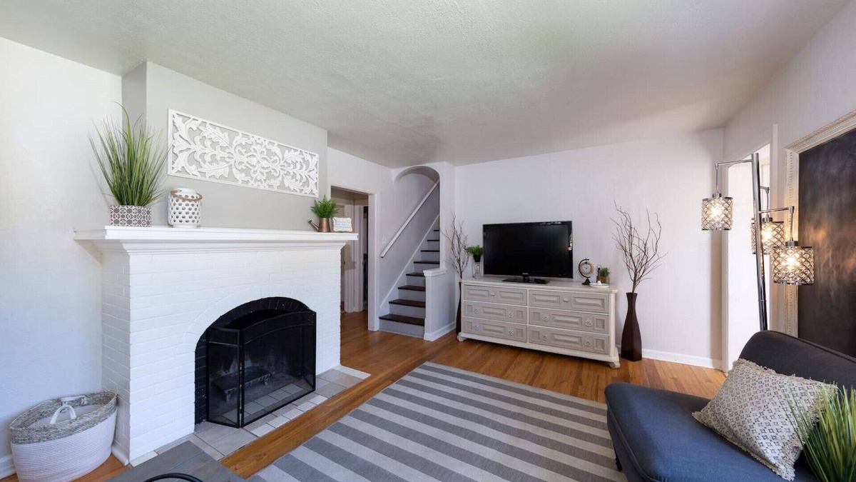 Caldwell House | Experience Caldwell Charm/Visit the Wineries at this Historic 4 bdrm House+ WiFi