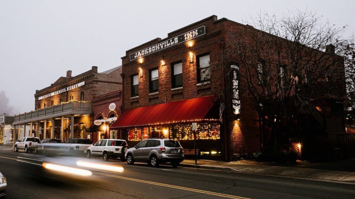 Jacksonville Hotel | Experience charming Jacksonville, OR in this 8-bedroom Historic Inn. Enjoy a wine country getaway with 8 private bedrooms. Walk to dining, shopping, and the famed Britt Festival grounds.