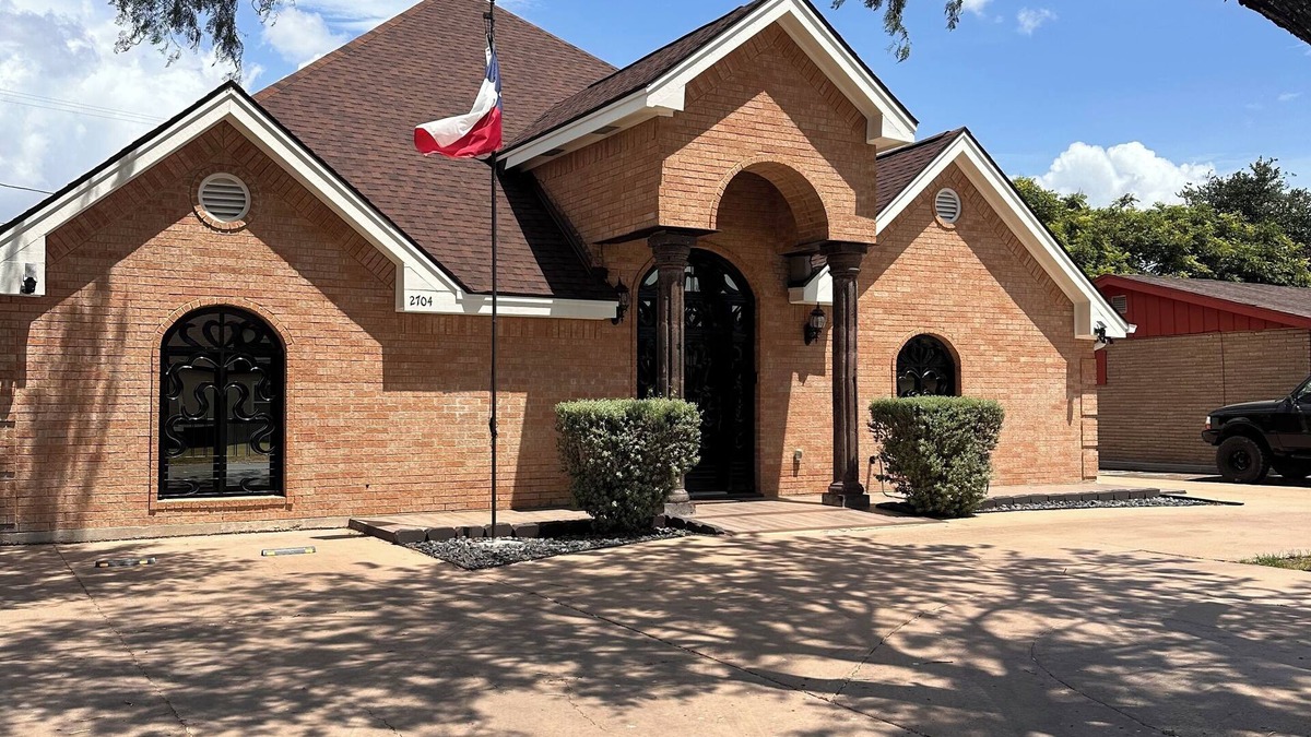 McAllen House | Experience comfort and convenience in this beautifully appointed McAllen retreat