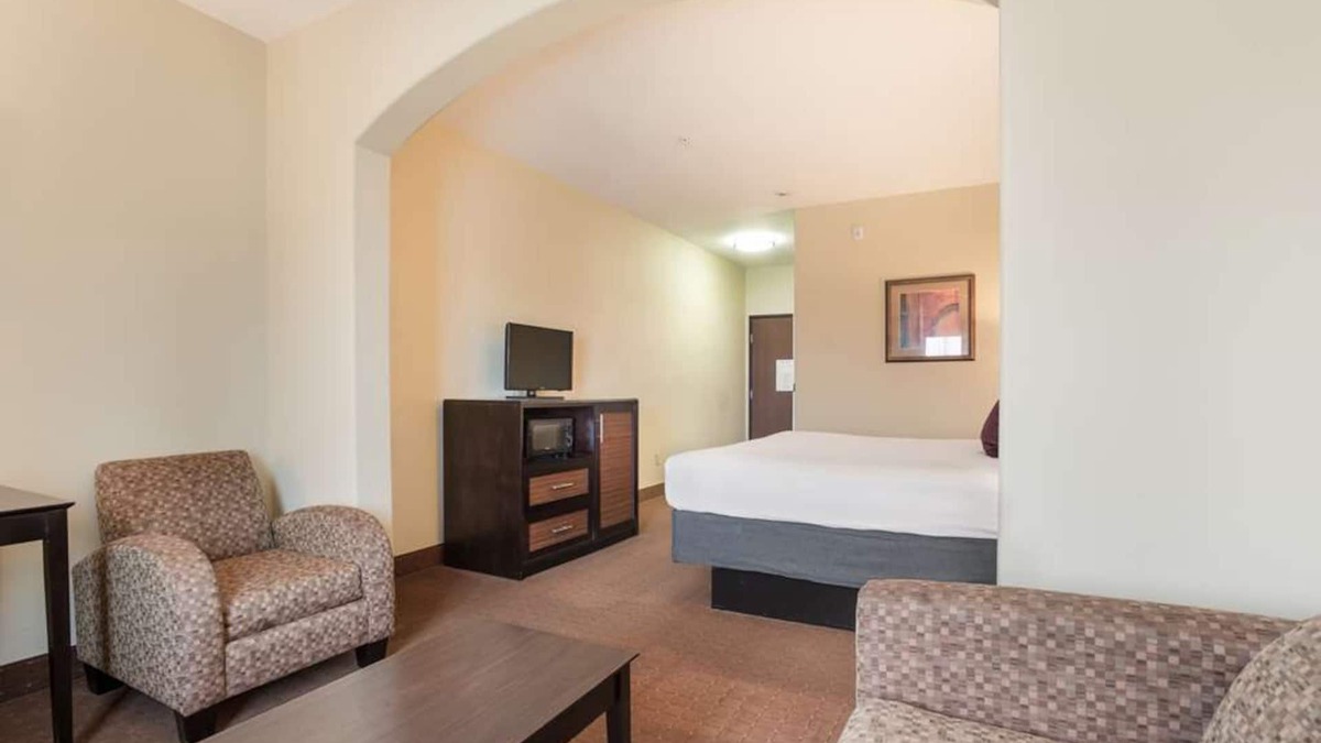 Saint Landry Hotel | Experience Comfort in Bunkie! With Free Parking & Free Breakfast, Pool!