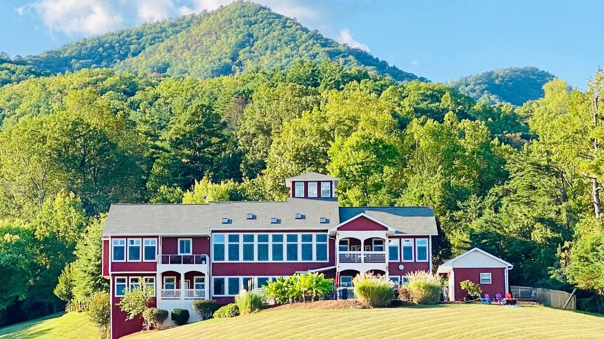 Bryson City Hotel | Experience luxury at Deep Creek Manor. Perfect for family gatherings with stunning mountain views.