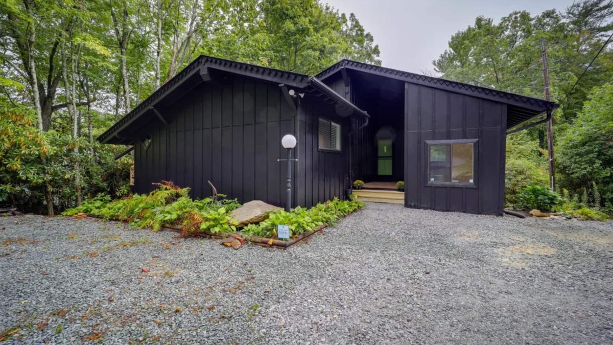 Newland Cabin | Experience mountain bliss, just a quick 22-min drive from Sugar Mountain