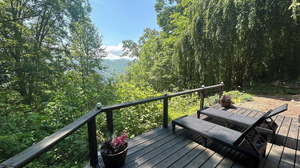 Bryson City Cabin | Experience mountain serenity at Edgeview Chalet
