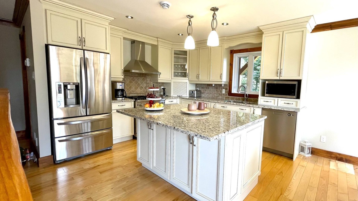 Sainte-Adele Ski Chalet | Experience Nature’s Beauty: Rent Our Charming Cottage