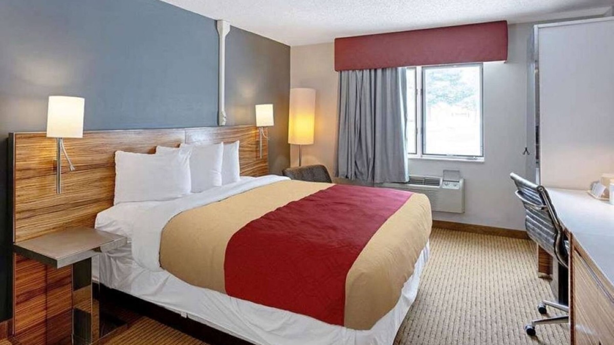 Clinton Apartment | Experience our inviting Studio in Clinton, IA - where your ideal rental awaits.