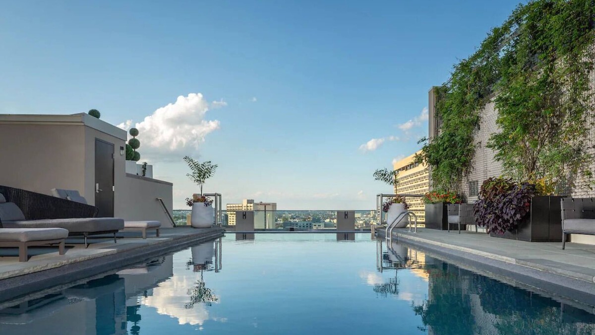Logan Square Hotel | Experience Philly Culture at this Trendy Suite | City Views | Rooftop Pool