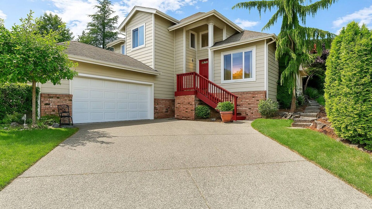 Martha Lake House | Experience Seattle Hot Tub Firepit Backyard BBQ EV2 King Bed