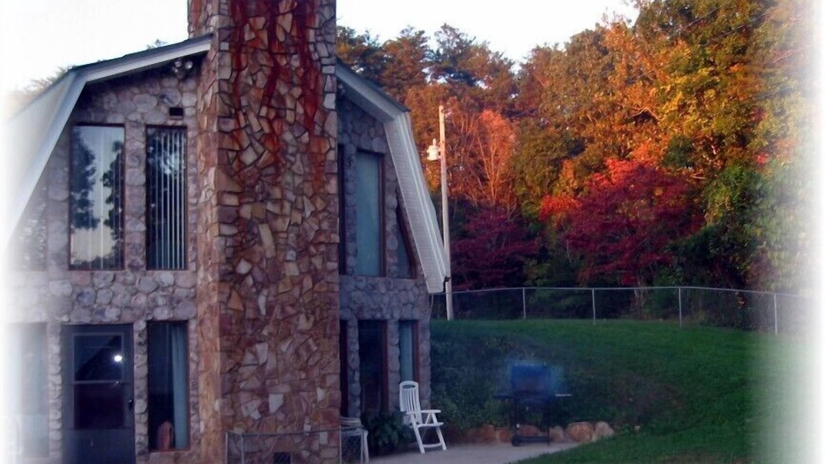 Austral House | Experience serene Hiwassee River just 5 mins away