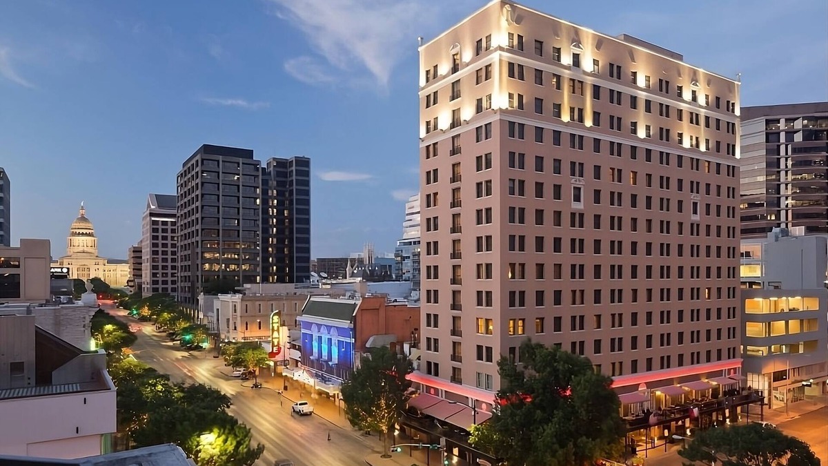 Downtown Austin Hotel | Experience Soothing Moments & Luxury! Indoor Swimming Pool, Pets are Welcome!