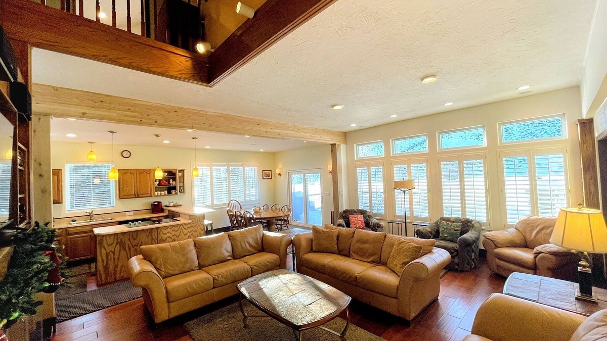 Sun Valley House | Experience Sun Valley │ Après-Ski Hot Tub on Golf Course │ Over 160+ 5☆ Reviews!