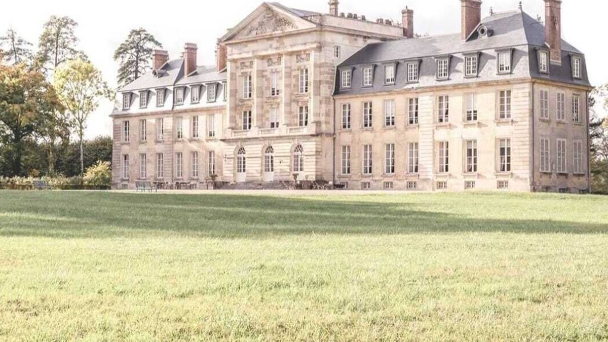 Courtomer House | Experience the elegance and privacy of Chateau life in Normandy. Pet friendly