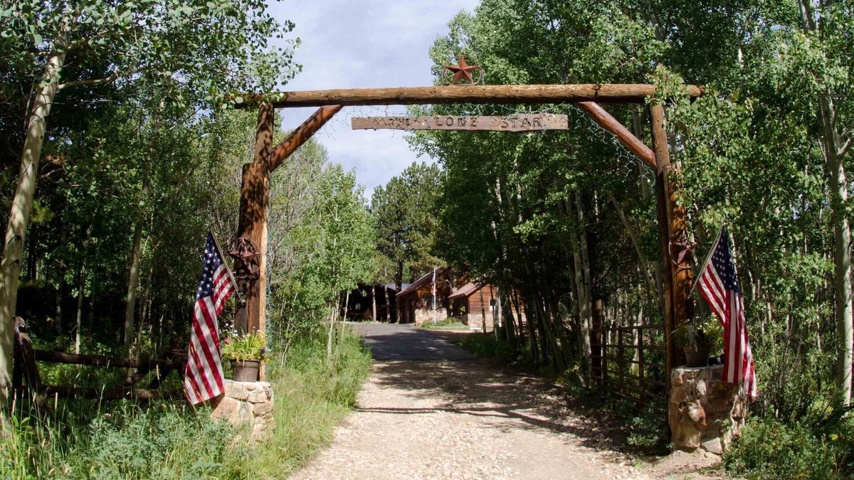Allenspark House | Experience the fall colors near the RMNP. Hike, relax, work from home, pets ok