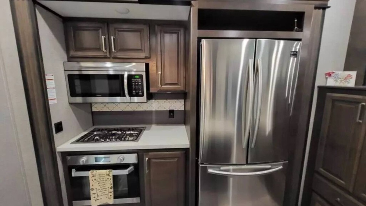 Sutton House | Experience the Ultimate Alaskan Adventure: Cozy Retreat in Stunning Wilderness