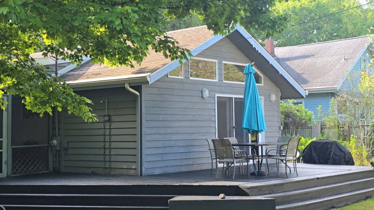 Lakeside House | Experience Tranquility at Dunedin Cottage:The Perfect Retreat in Harbor Country!