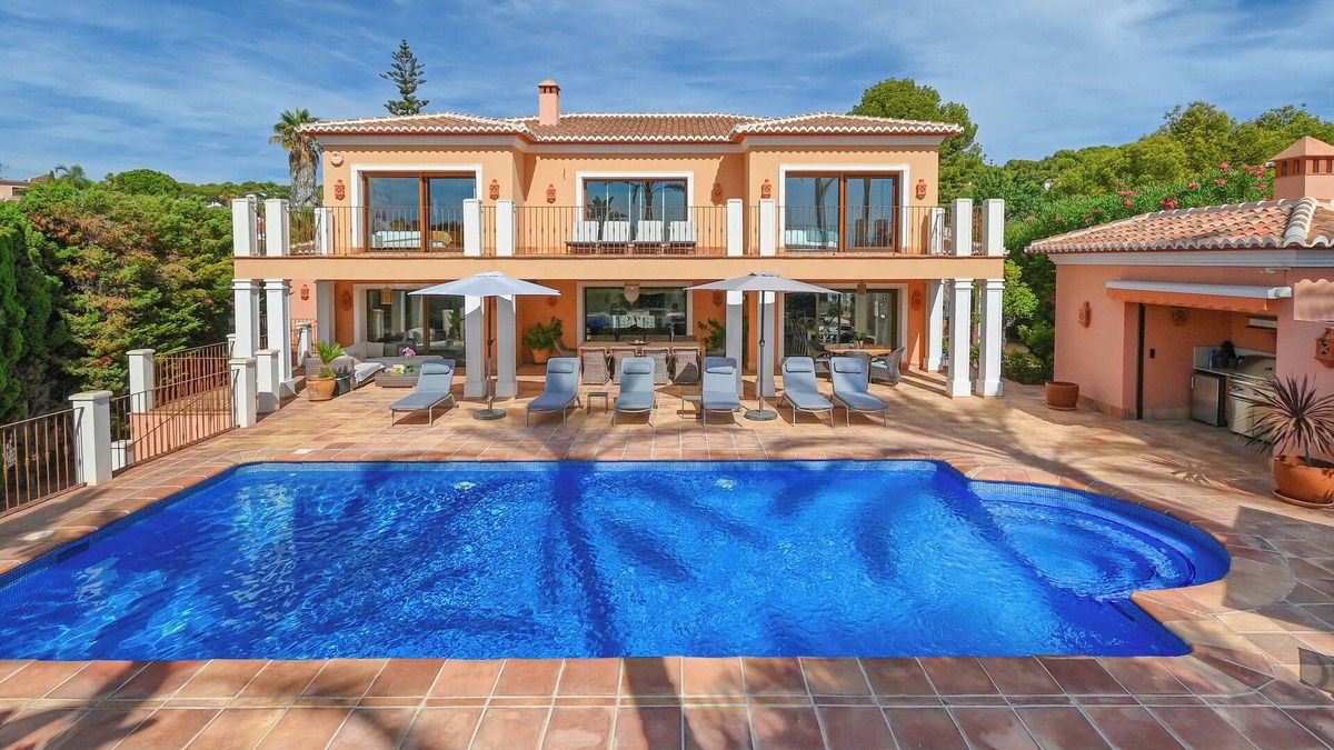Moravit Villa | Experience Ultimate Luxury and Convenience at our 5-Star Villa with Private Pool
