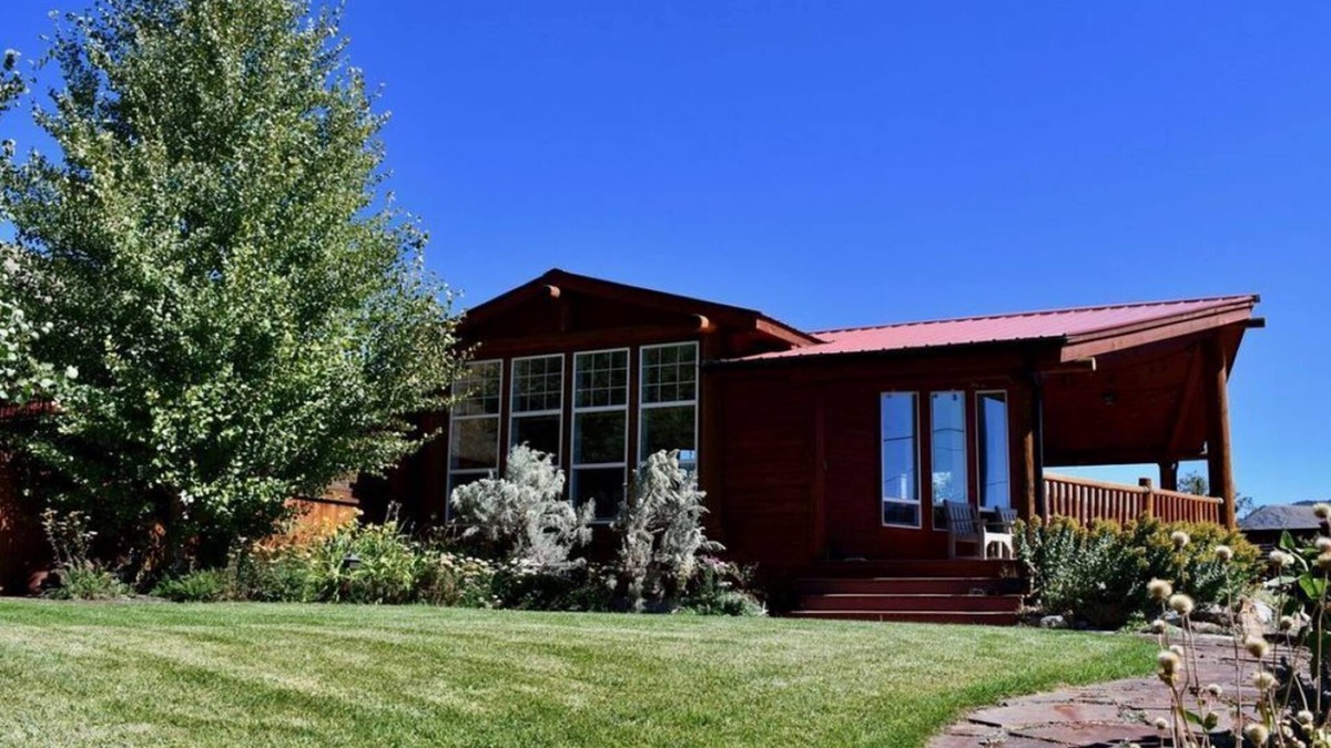 Gardiner House | Experience Yellowstone Year-Round: Ample Space for Large Groups to Enjoy Views!