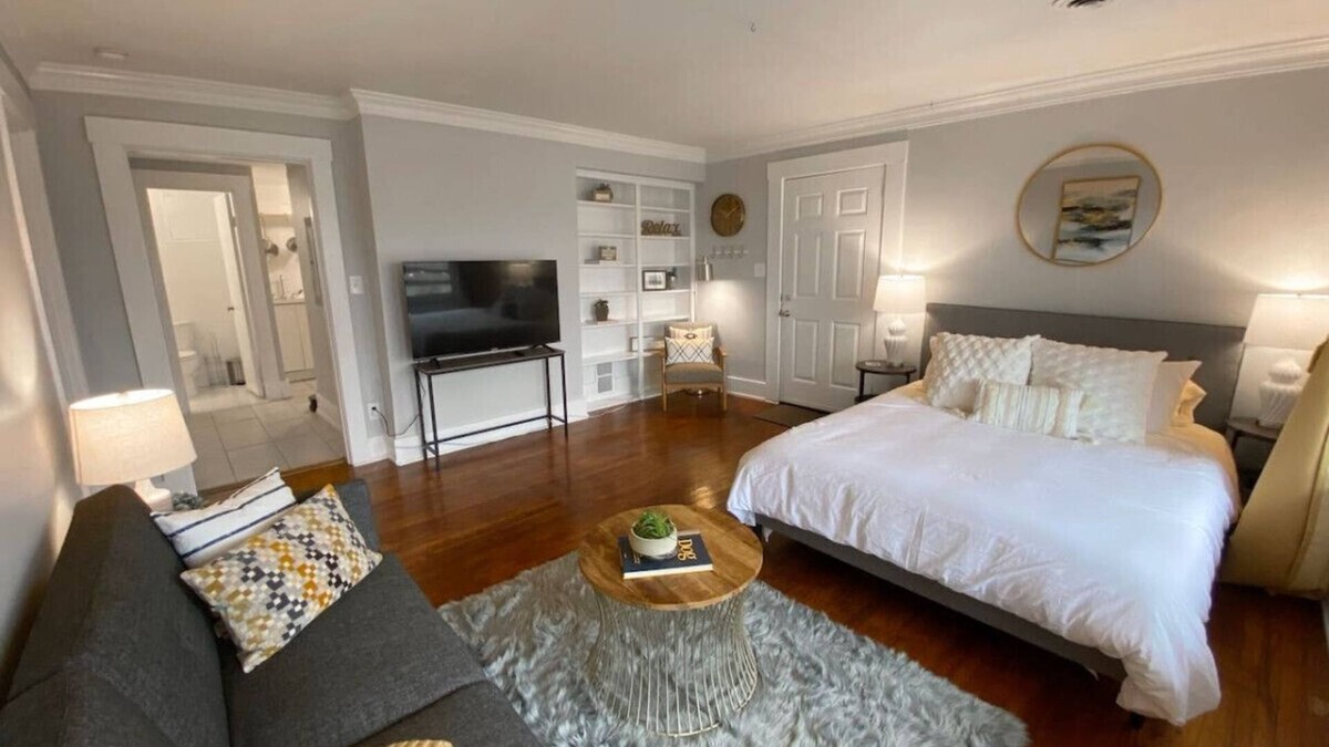 Mount Adams Apartment | Explore Downtown from Mt Adams | Patio River Views
