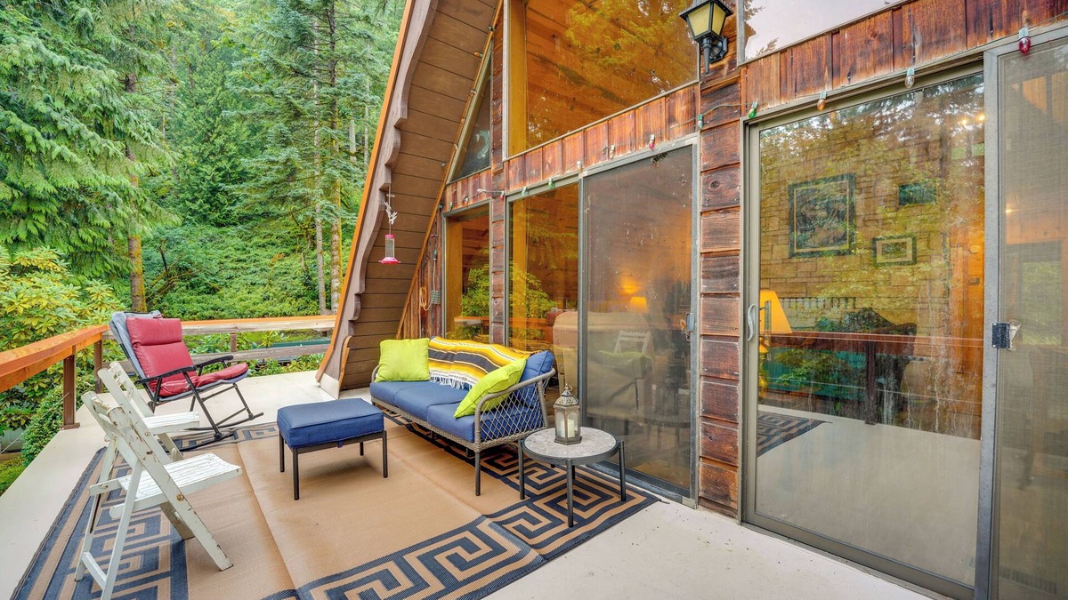 Mount St. Helens Cabin | Explore Mt St Helens: A-Frame Chalet w/Deck!