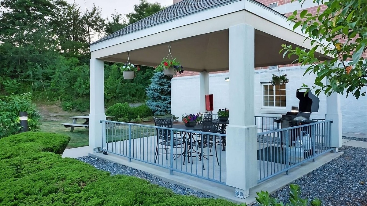 Burlington Hotel | Explore North Shore from Boston! Kitchen, Pets Allowed, Near Burlington Mall!