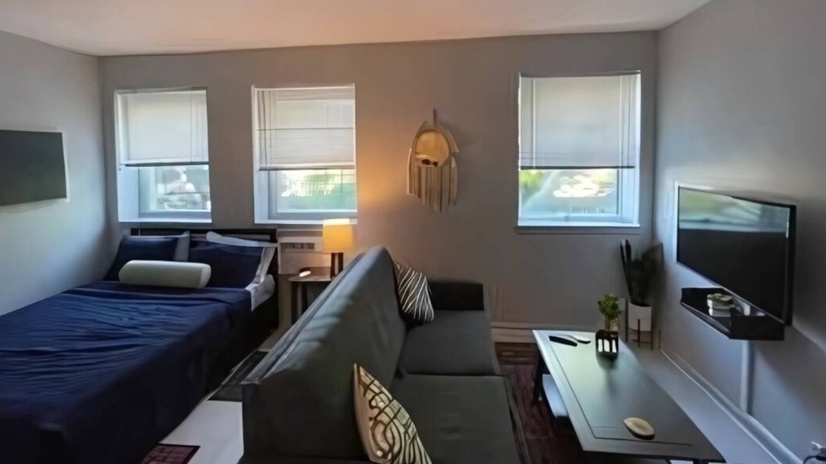 West Ridge Apartment | Explore Northside from Modern Studio Apartment near Dining and Shops + Laundry
