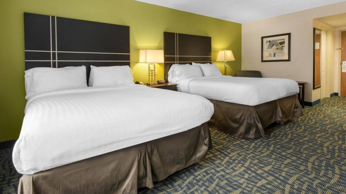 Savannah House | Explore Orlando Vineland Premium Outlets! 4 Comfortable Units, Free Parking