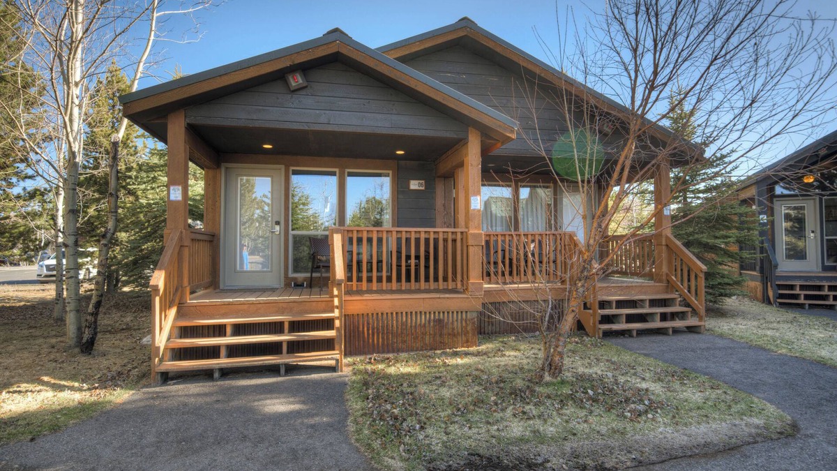 West Yellowstone Hotel | Explorer Cabins At Yellowstone