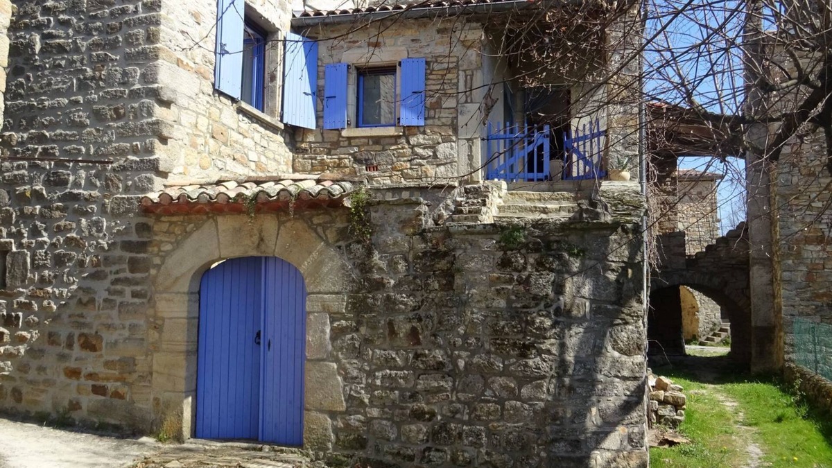 Les Assions House | Exposed stone house, pets welcome, in the countryside.