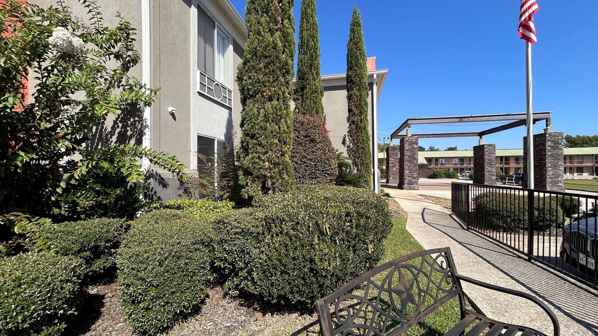 New Llano Hotel | Express Inn Leesville Ft Johnson, SureStay Collection by BW