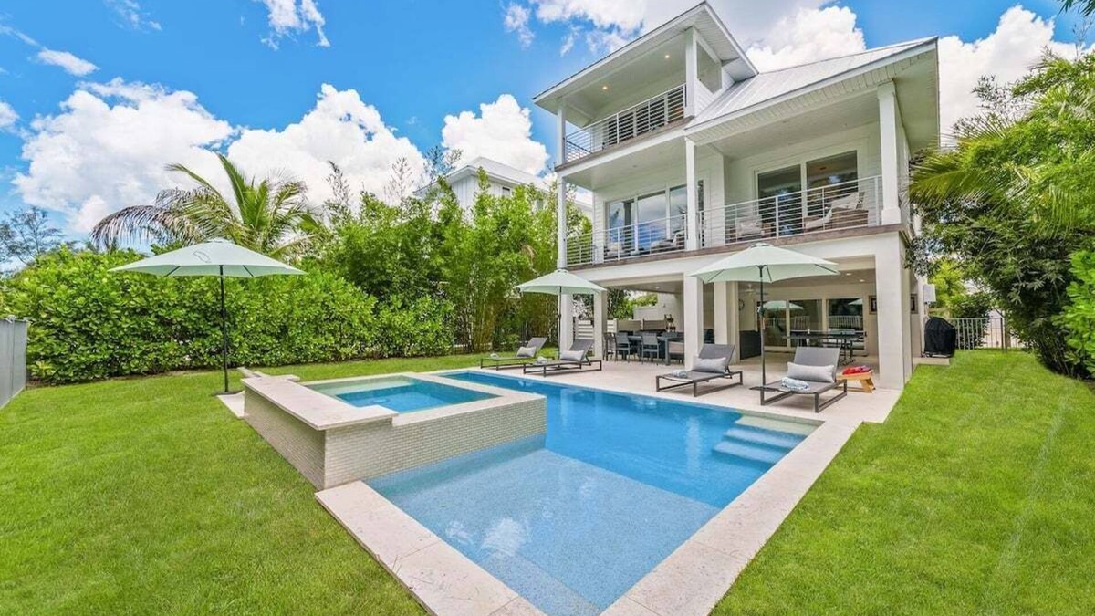 Longbeach Village House | Exquisite 3 BR/3.5 BA home with pool and spa on Longboat Key - The Captain's Quarters