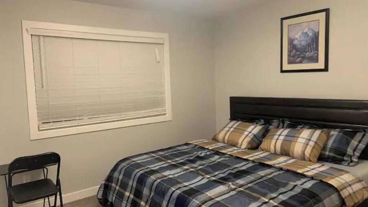 Regina House | Exquisite 3 BR Villa with Double Garage-King Bed