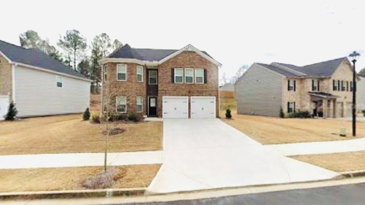 Cedar Grove House | Exquisite 5-bedroom house, 10 minutes from Airport with AC, & WiFi