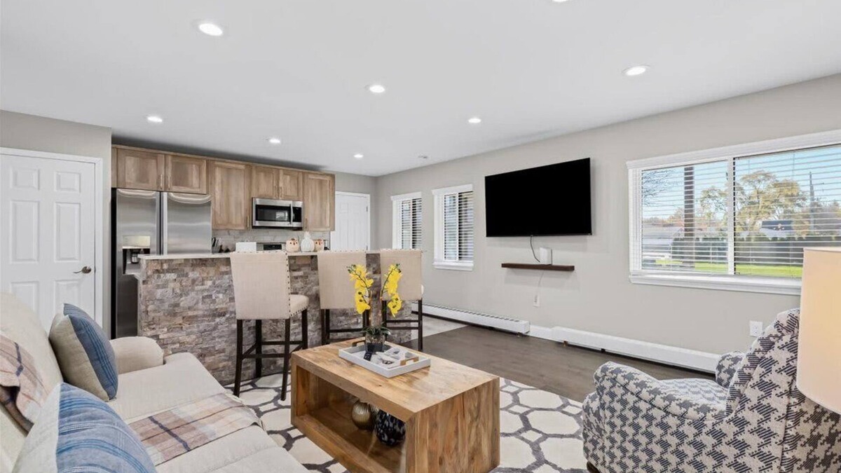 Royal Oak Apartment | Exquisite Apt near Beaumont