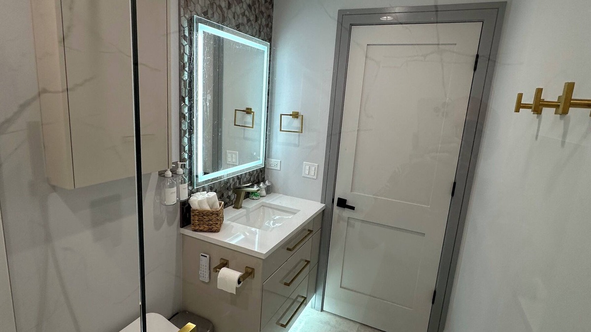 Dunning Apartment | Exquisite Chicago Modern Rooftop, Sleeps 9