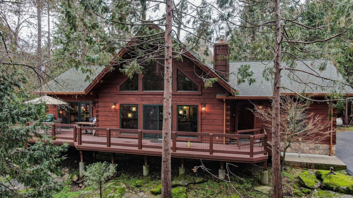 Mono Vista Cabin | Exquisite Custom Log Cabin in the Pines
