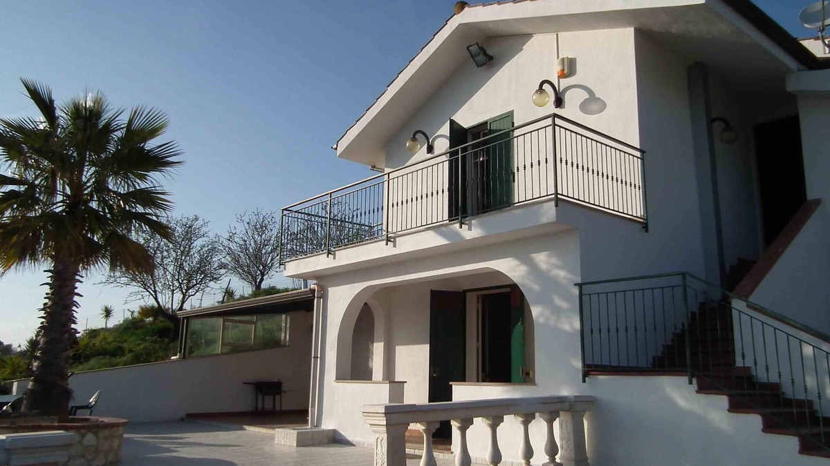 Ciminna Villa | Exquisite Holiday Villa, spacious terrace and pool in the Sicilian countryside